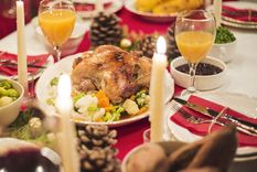 Se acercan las fiestas y vuela la creatividad de la comunidad para los festejos, ricos platos y decoraciones abundan en las mesas familiares. Foto: EFE