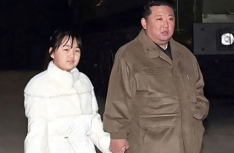Kim Jong-un, líder de Corea del Norte, junto a su hija, Kim Ju-ae, marcada como sucesora. Foto Dpa