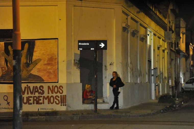 El hombre les pedía dinero a cambio de no ser detenidas. Imagen ilustrativa