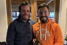 Sebastián Zuccardi junto a Carlos Tévez. El vino que sostiene es un tesoro... y en la nota te contamos cuál es. Foto: Gentileza