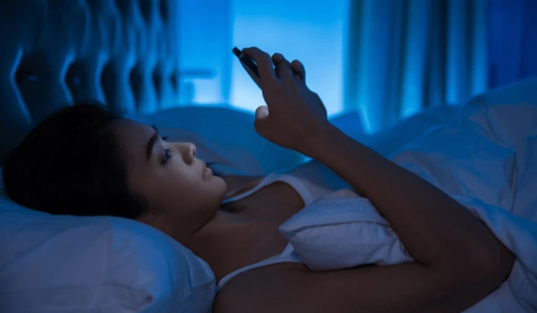 La luz azul del celular puede alterar los ciclos de sueño y afectar el estado de ánimo. Foto: Shutterstock