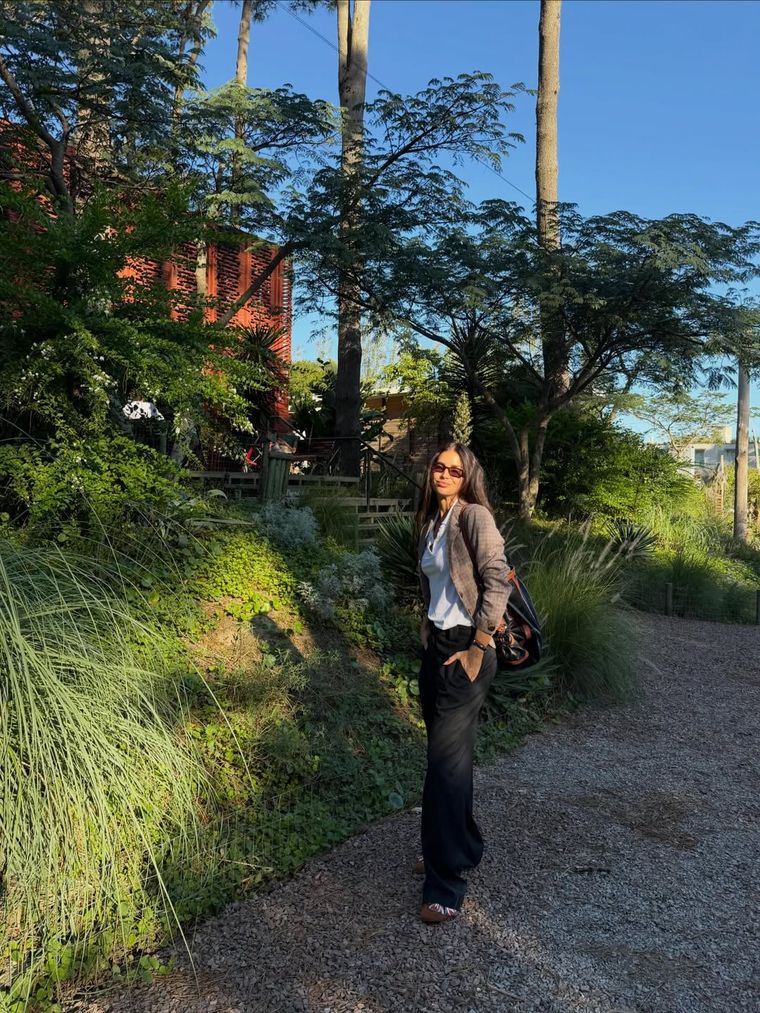 Un outfit simple que funciona para cualquier ocasión. Un outfit simple que funciona para cualquier ocasión.