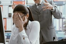 La violencia laboral, un clásico. Foto: DerechoEnZapatillas.