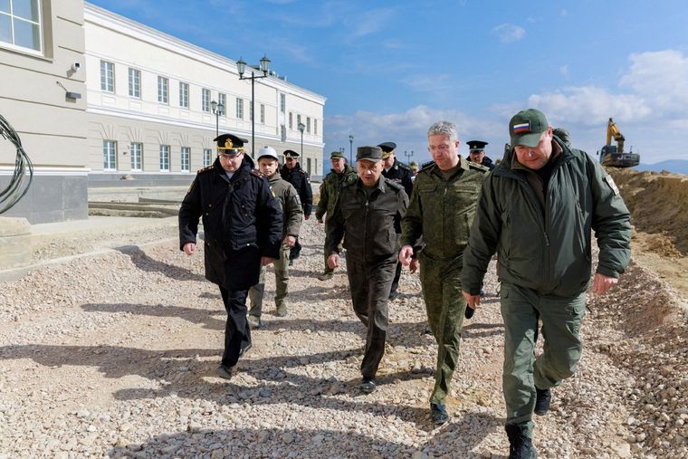 Foto archivo: El ministro de Defensa de Rusia, Sergei Shoigu, visita un hospital militar en construcción en Sebastopol, Crimea Foto: Ministerio de Defensa ruso/Handout via REUTERS