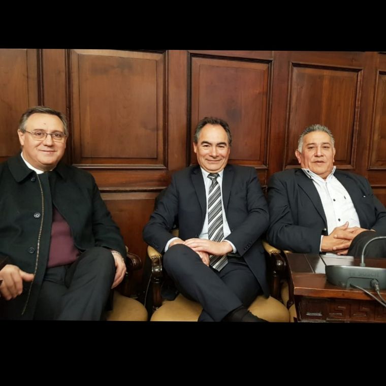 Al centro, Jorge Teves, junto a dos ex colegas del Senado.