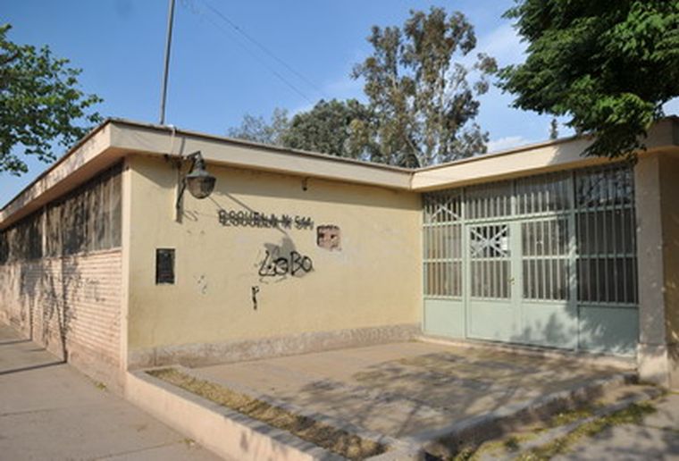 El frente de la escuela Bautista Grosso luce abandonado y sólo se ingresa por el portón trasero. Foto: Gerardo Gómez /MDZ