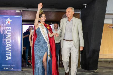 La reina y el intendente de San Martín, Raúl Rufeil, fueron los anfitriones de la VI edición del Brindis de las Reinas.