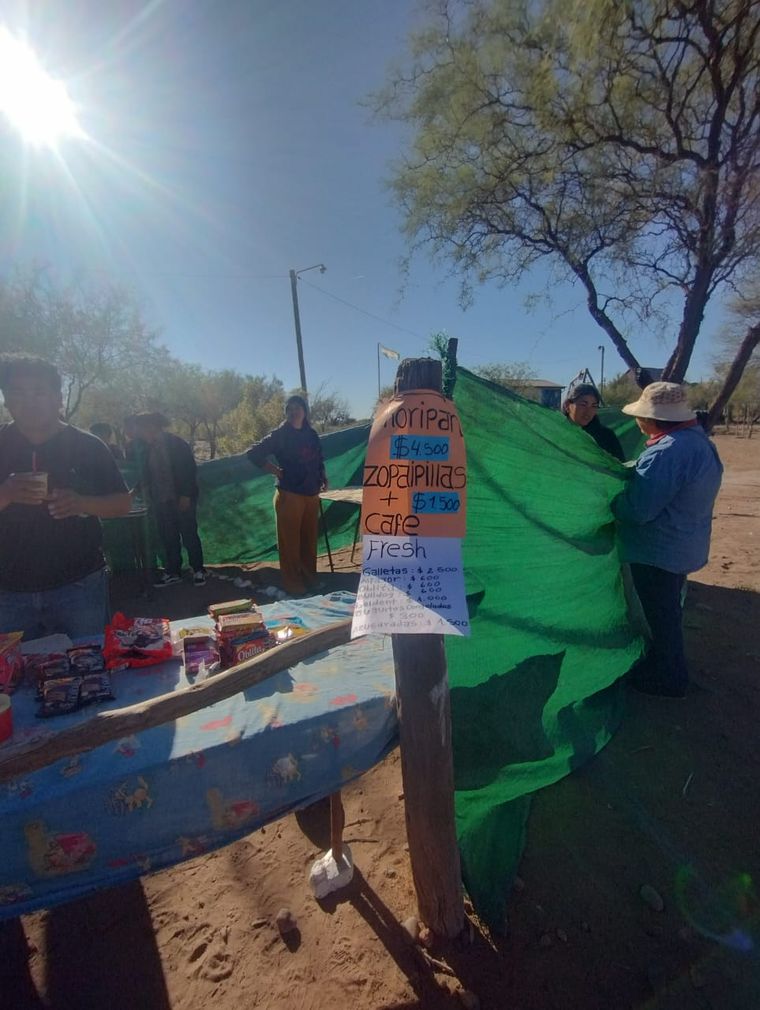 En las paradas de los colectivos de Lavalle se instalan puestos de venta.  En las paradas de los colectivos de Lavalle se instalan puestos de venta.
