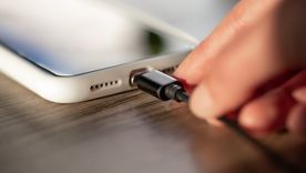 CELULAR Los altavoces del celular pueden acumular bastante suciedad Foto: FREEPIK
