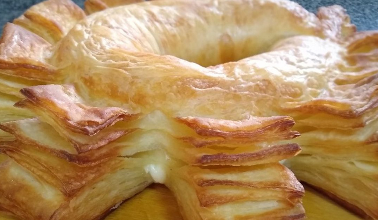 Esta receta de cremona rellena con jamón y queso tiene origen en la panadería tradicional argentina, inspirada en la clásica cremona hojaldrada. Esta receta de cremona rellena con jamón y queso tiene origen en la panadería tradicional argentina, inspirada en la clásica cremona hojaldrada.