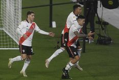 Suárez abraza a Fernández, autor del primer gol. Foto: Télam Suárez abraza a Fernández, autor del primer gol. Foto: Télam