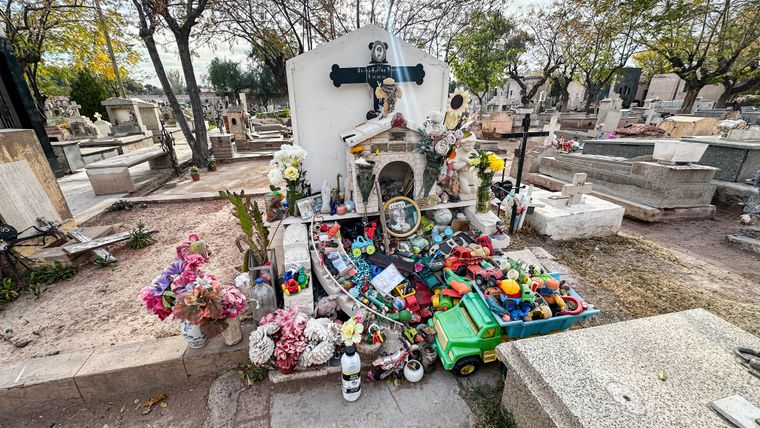La tumba del pequeño se encuentra repleta de juguetes y regalos que las personas le dejan cuando lo visitan. La tumba del pequeño se encuentra repleta de juguetes y regalos que las personas le dejan cuando lo visitan.