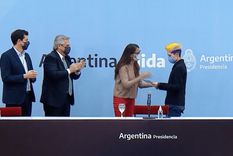 El momento de la entrega del primer documento con género x. Foto: Presidencia de la Nación