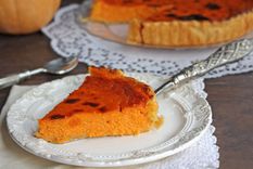 Tarta salada de calabaza y cebolla caramelizada.