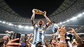 Lionel Messi con la Copa del Mundo en Qatar 2022: Leo no confirmó su presencia en el Mundial 2026 y dejó en claro qué evaluará antes de decidir.  Lionel Messi con la Copa del Mundo en Qatar 2022: Leo no confirmó su presencia en el Mundial 2026 y dejó en claro qué evaluará antes de decidir.