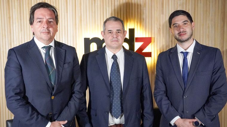 Jorge Llensa, director médico de Clínica de Cuyo, y Germán Albino y Mario Gutiérrez, integrantes del Comité de Cirugía Robótica, dialogaron con MDZ tras el inicio del Programa de Cirugía Robótica.&nbsp;