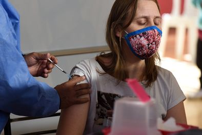 MDZol | La vacunación es clave. Pero para prevenir las nuevas variantes y cepas es necesario que se apliquen las dos dosis. Foto: ALF PONCE MERCADO / MDZ