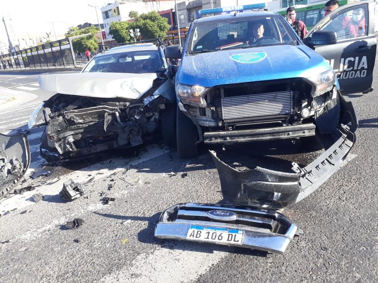 El choque se produjo cuando un patrullero del Gobierno de la Ciudad cruzó un semáforo en rojo sin las sirenas prendidas e impactó al remis destruyéndolo totalmente.