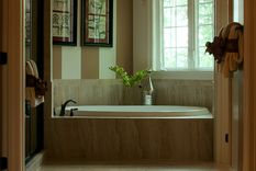 &nbsp;Detalles tradicionales transforman el baño en un espacio cálido y sofisticado.Foto: Pexels.