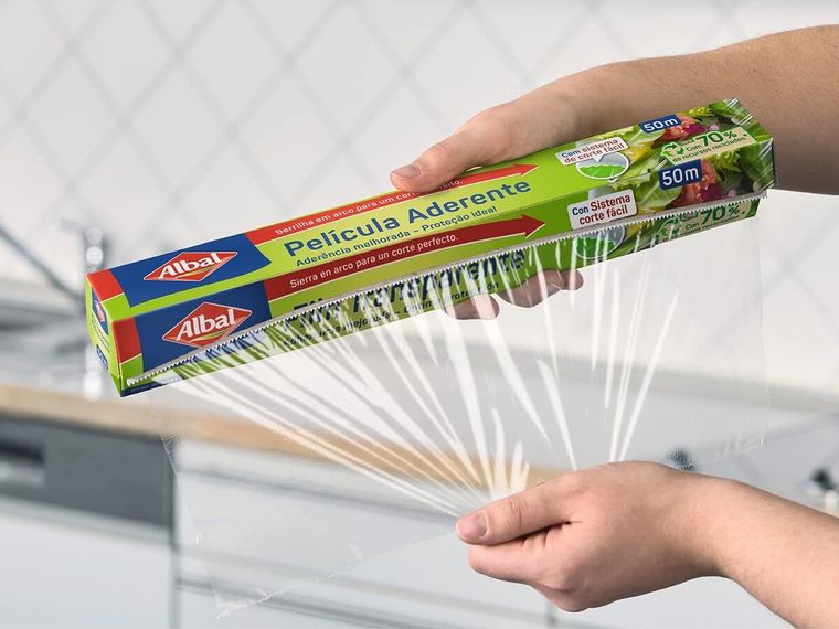 El papel film puede ser tu aliado para despedirte de las altas temperaturas. El papel film puede ser tu aliado para despedirte de las altas temperaturas. 