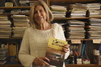 MDZol | Desertificación Zonas áridas, una de las decenas de libros y trabajos de investigación que ha publicado Elena Abraham. / Foto: Rodrigo DAngelo / MDZ Foto: Rodrigo DAngelo / MDZ