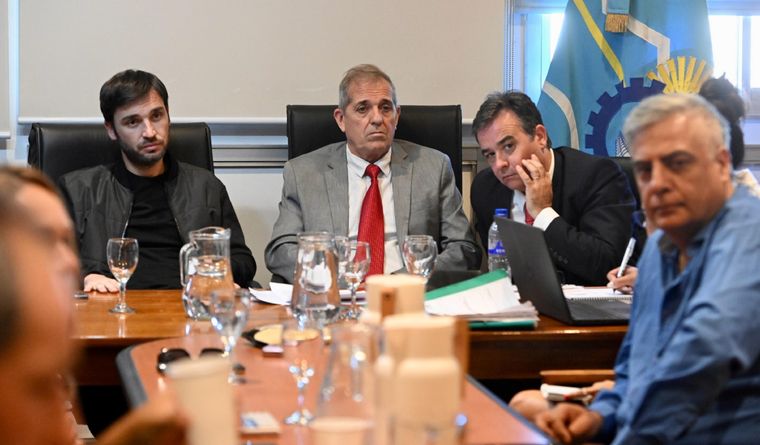 El gobernador Torres llegó a esta decisión tras una reunión con su equipo de trabajo. Foto: Prensa