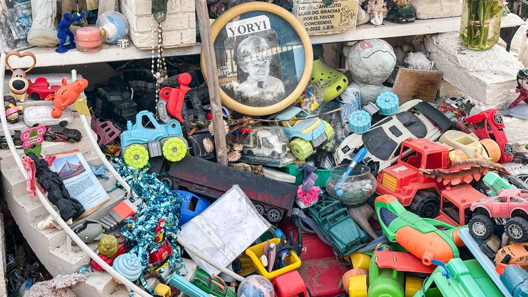 Entre placas de agradecimiento y ofrendas, la tumba del niño Ayrton Godoy se ha convertido en el epicentro de un fenómeno que desafía toda lógica racional. Entre placas de agradecimiento y ofrendas, la tumba del niño Ayrton Godoy se ha convertido en el epicentro de un fenómeno que desafía toda lógica racional.