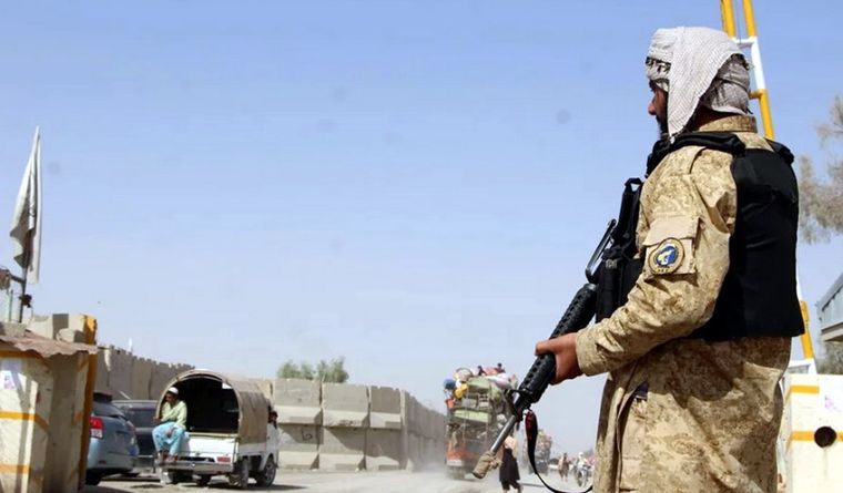 Un soldado de Afganistán custodia la frontera con Pakistán. Foto Efe Un soldado de Afganistán custodia la frontera con Pakistán. Foto Efe
