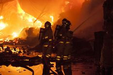 Los Bomberos tuvieron que sofocar las llamas en la camioneta y en la vivienda/ Imagen Ilustrativa