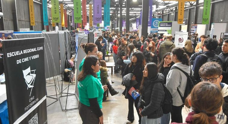La medida alcanza a estudiantes de escuelas secundarias de la DGE y de la Universidad Nacional de Cuyo.