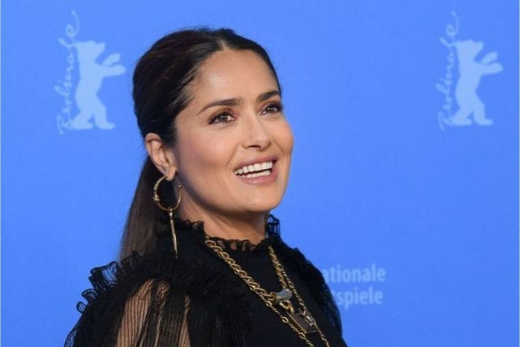 Impresionante. El rostro de Salma visto con las lentes HD por las que pasea con la alfombra roja resisten cualquier archivo Foto: Harpers Bazar