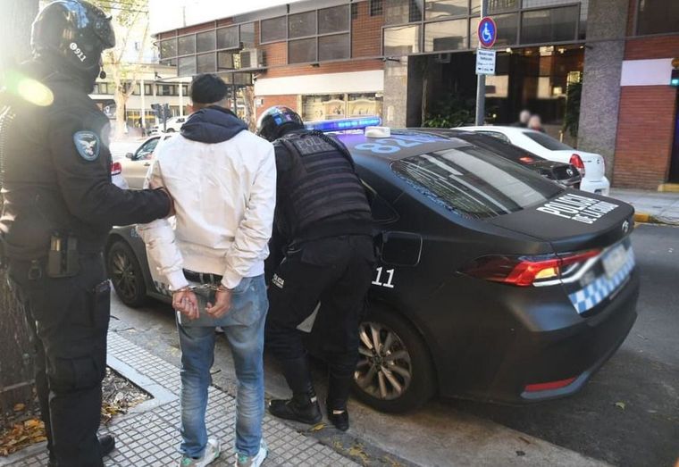 Tras la detención de los motochorros se les secuestró 150 sobres de figuritas del Mundial FIFA World Cup 2026-