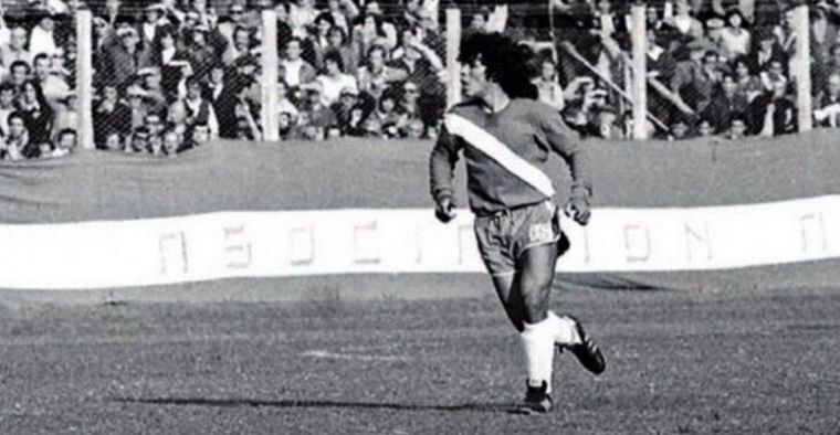 Maradona debutó con la camiseta número 16 Foto: El Gráfico
