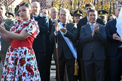 Mendoza celebra el 25 de Mayo con el tradicional Toque de Diana en la residencia oficial. Mendoza celebra el 25 de Mayo con el tradicional Toque de Diana en la residencia oficial.