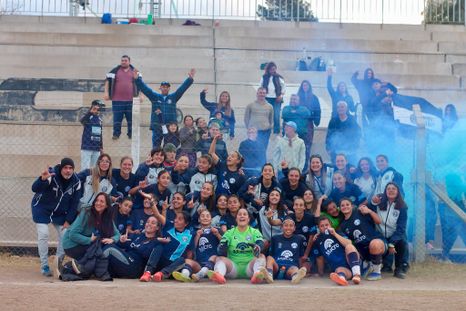 El equipo femenino de Independiente Rivadavia. El equipo femenino de Independiente Rivadavia.
