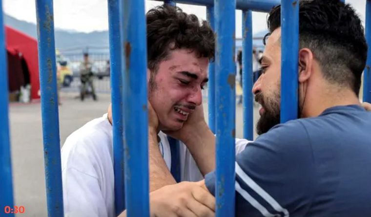 migrantes sobrevivientes Los dos hermanos, tras el trágico naufragio en Grecia. Foto: Captura de pantalla.