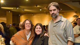 Los artistas Laura Rudman y Fernando Rosas posan junto a la chef Julieta Argento en la inauguración de la muestra.