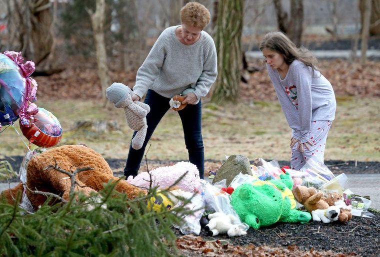 Vecinos colocaron peluches fuera de la casa de los Clancy para honrar la memoria de los niños.