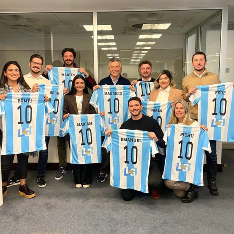 Mauricio Macri junto a los miembros de La Generación. Foto: Archivo MDZ