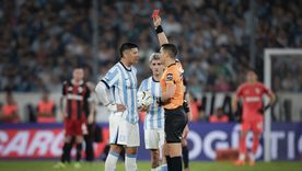 El árbitro Sebastián Zunino le muestra la tarjeta roja a Marcos Rojo luego de la durísima agresión a Martínez Quarta que se revisó en el VAR.