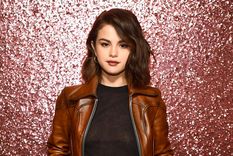 Selena Gómez encontró los jeans más favorecedores y te muestra cómo combinarlos Foto: Quien