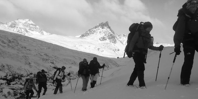 La expedición el sábado rumbo a la cumbre del cerro La Virgen.