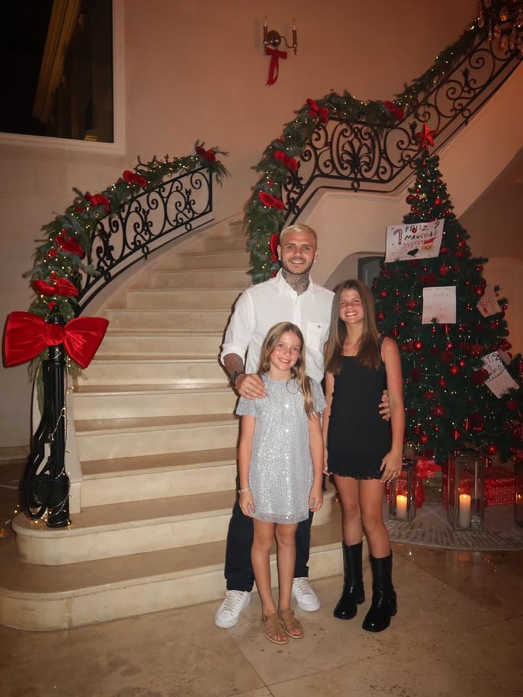 Icardi junto a sus hijas. Icardi junto a sus hijas.