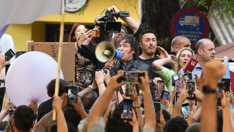 Milei tuvo un show político de 5 minutos en el Centro de Mendoza.&nbsp;