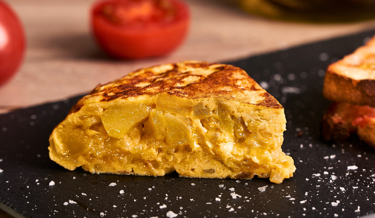 También se le llama tortilla de patatas o tortilla de papas, dependiendo de la región de España ¡prepara esta receta exquisita! También se le llama tortilla de patatas o tortilla de papas, dependiendo de la región de España ¡prepara esta receta exquisita!
