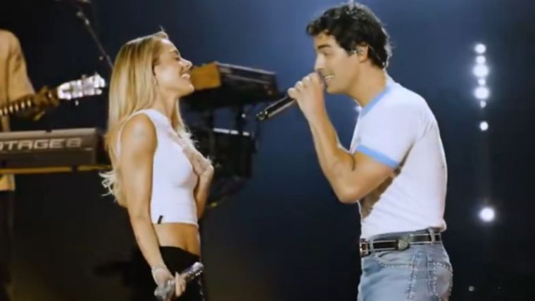 Tini y Joe cantaron This is me de Camp Rock. / Captura video x