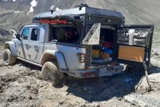 Mientras viajaban por el país, su camioneta quedó encallada el domingo pasado en un lugar inhóspito en la Ruta Provincial 54. La familia recién pudo pedir ayuda tres días después. Foto: Bomberos Buta Ranquil