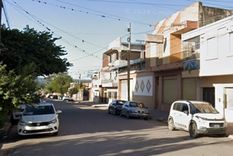 El auto estaba mal estacionado en la intersección de la avenida Almirante Brown y la calle Viltipico. Foto: Google Maps El auto estaba mal estacionado en la intersección de la avenida Almirante Brown y la calle Viltipico. Foto: Google Maps