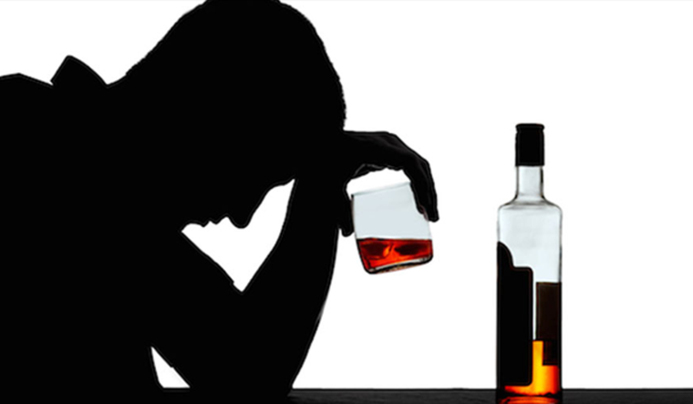 Hay suficientes razones por las que es mejor no beber para aliviar los problemas emocionales. Foto: Shutterstock