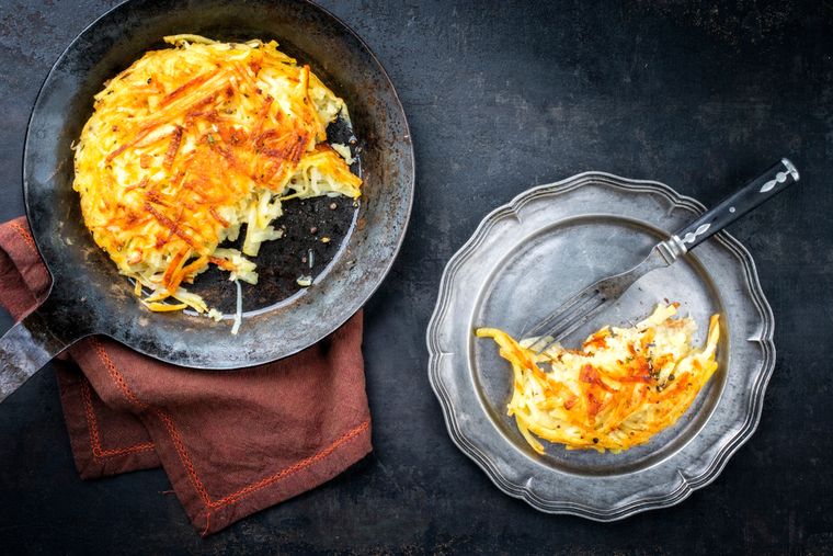 Con el tiempo, la receta de rösti se convirtió en un símbolo nacional suizo y acompañamiento clásico de carnes. Con el tiempo, la receta de rösti se convirtió en un símbolo nacional suizo y acompañamiento clásico de carnes.